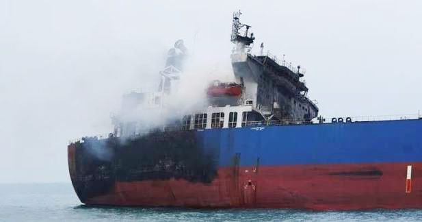 Strait of Hormuz में बड़ा हादसा! ऑयल टैंकर से टकराई Sea Mine, हुआ जोरदार धमाका