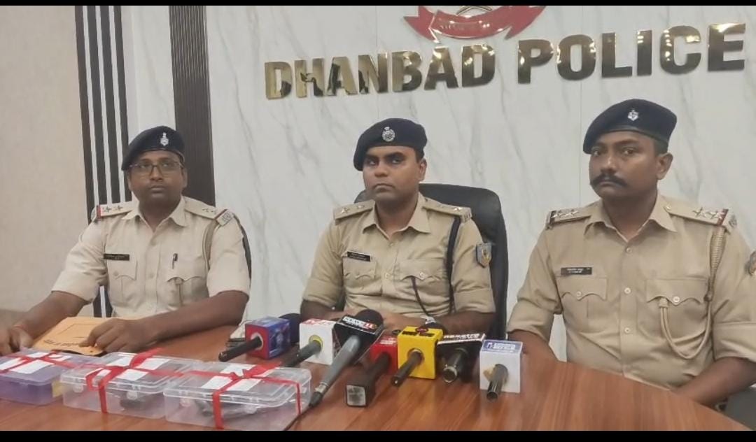 धनबाद में दो कारोबारियों की हत्या की साजिश नाकाम, प्रिंस-गोपी खान गैंग के दो शूटर हथियार और बम समेत गिरफ्तार