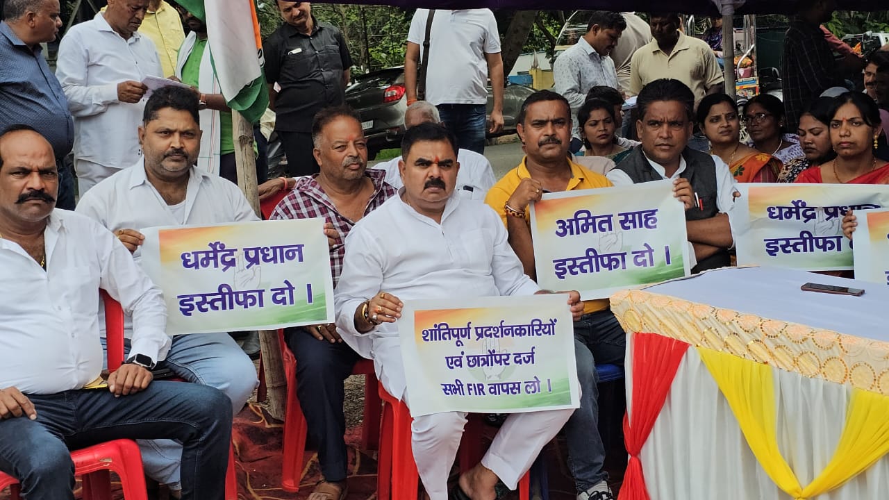 छात्र आंदोलन पर कांग्रेस का हल्लाबोल : हजारीबाग में धरना, PM मोदी और धर्मेंद्र प्रधान के इस्तीफे की मांग