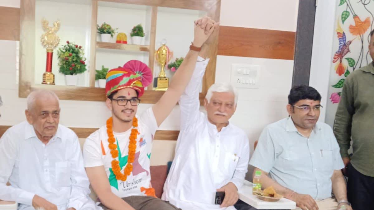 जींद में दादा-पोते ने रचा इतिहास, 73 की उम्र में दादा बने वकील तो पोता बना नीट जिला टॉपर