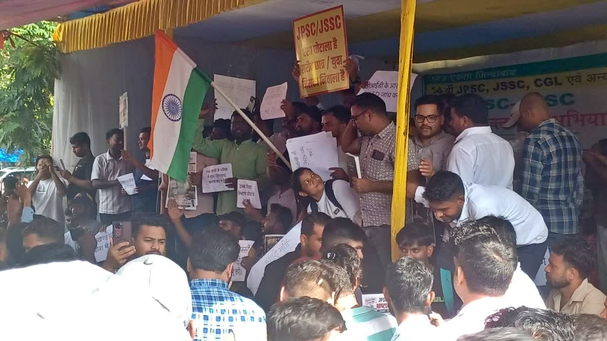 JPSC-JSSC भर्ती विवाद: रांची में छात्रों का उग्र प्रदर्शन, सड़क जाम कर सरकार को दी आंदोलन तेज करने की चेतावनी