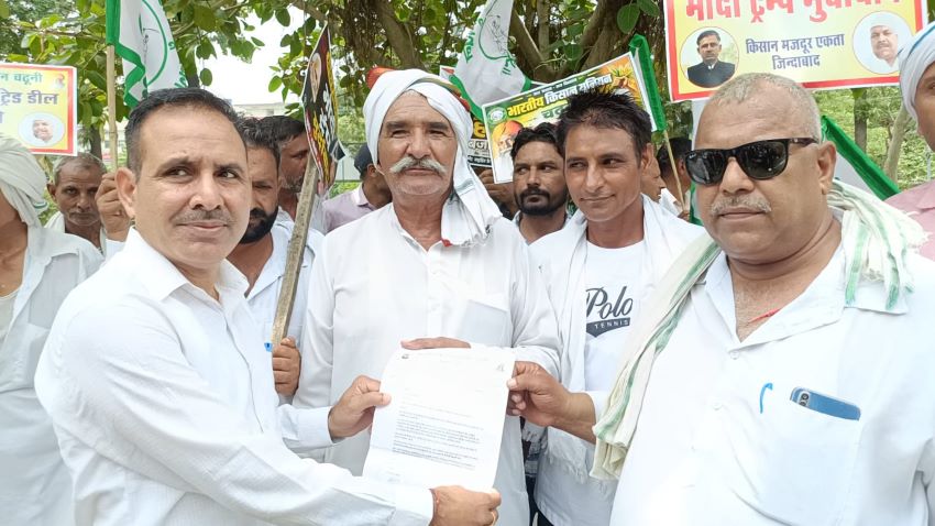 करनाल में भारत-अमेरिका ट्रेड डील के खिलाफ किसानों का प्रदर्शन, राष्ट्रपति के नाम सौंपा ज्ञापन