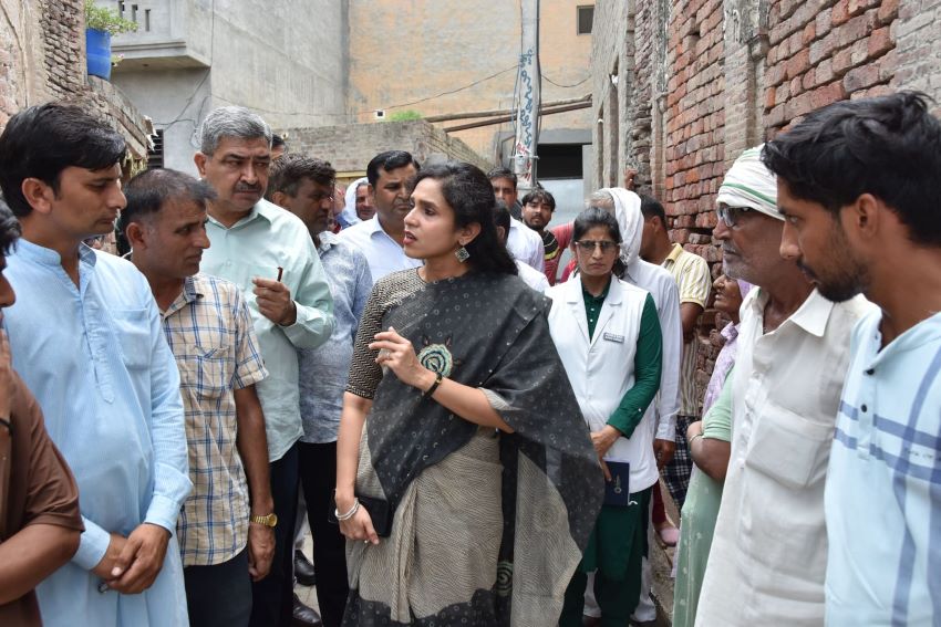 कैथल डीसी अपराजिता ने किया गांव सजूमा का दौरा, पेयजल सेवा में सुधार और जांच के दिए निर्देश
