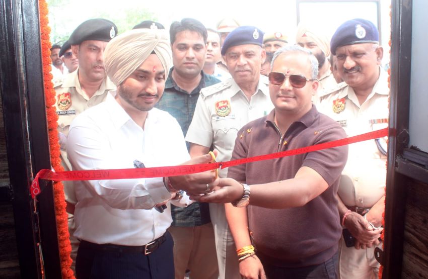 क्योड़क पुलिस नाका के पास SP मनप्रीत सिंह सूदन ने किया बीट बॉक्स का उद्घाटन, पौधारोपण कर दिया पर्यावरण संरक्षण का संदेश