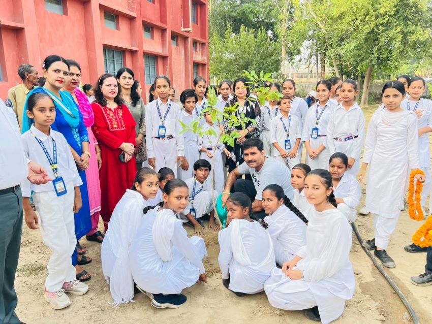 पूंडरी के स्कूलों में वृक्षारोपण अभियान का आगाज, विधायक सतपाल जांबा ने किया पौधारोपण