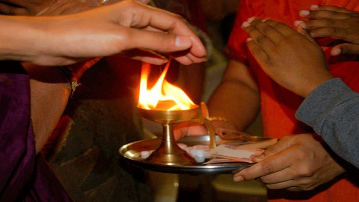 क्यों होता है पूजा में कपूर का प्रयोग? सिर्फ परंपरा नहीं, इसके पीछे छिपा है आध्यात्म…
