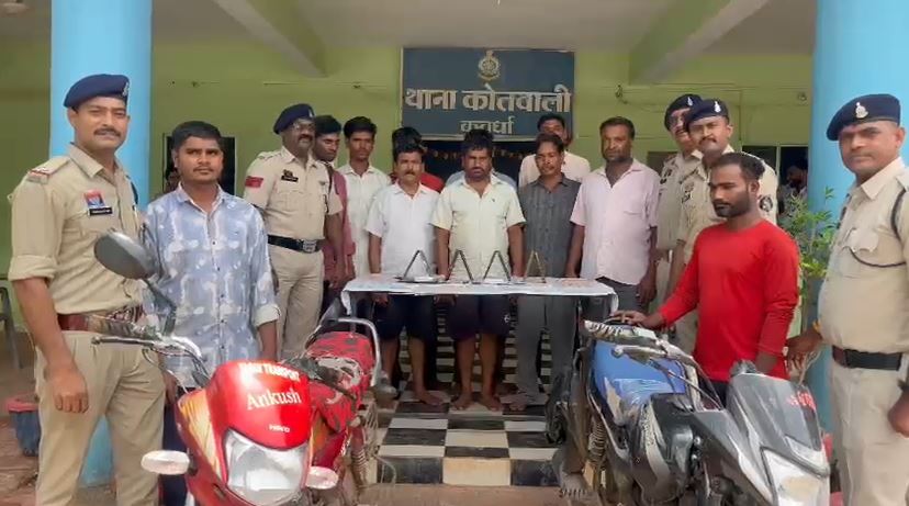 फार्महाउस में सजा था जुए का फड़: पुलिस ने दबिश देकर किया पर्दाफाश, 11 जुआरी पकड़ाए रंगे हाथ