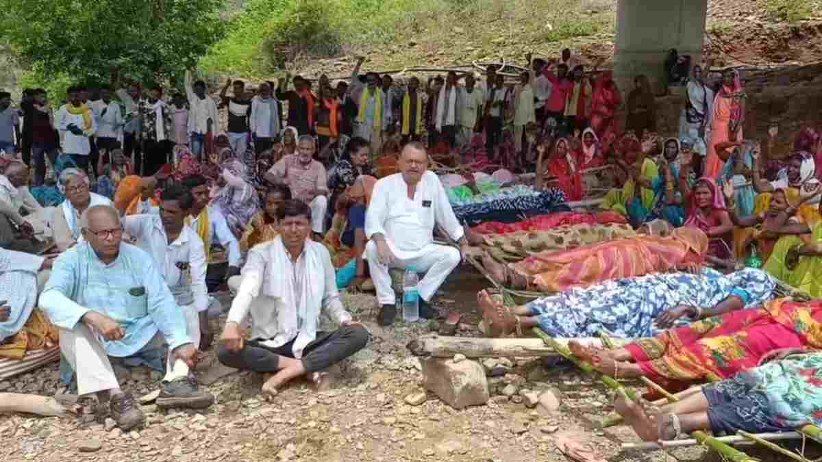 केन-बेतवा लिंक परियोजना ‘चिता आंदोलन’: तीसरे दिन फूटा विस्थापितों का भयंकर आक्रोश, प्रशासन पर राशन-पानी और दवा रोकने का गंभीर आरोप