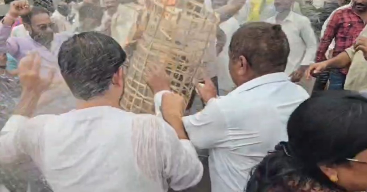 कृषि मंत्री का पुतला फूंकने पर झड़प; चलीं पानी की बौछारें, ‘घुटनों के बल’ कलेक्ट्रेट जाने की चेतावनी