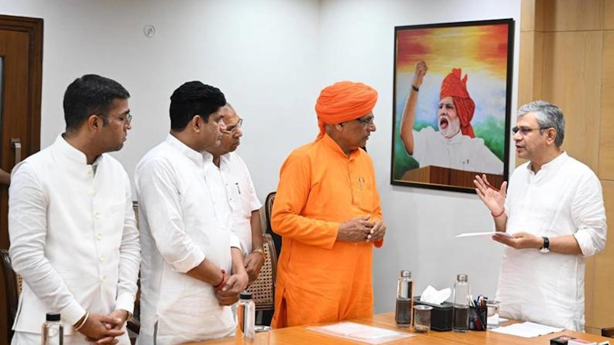 रेल मंत्री अश्विनी वैष्णव ने राजस्थान के खाटू श्याम जी मंदिर के प्रतिनिधिमंडल से मुलाकात की