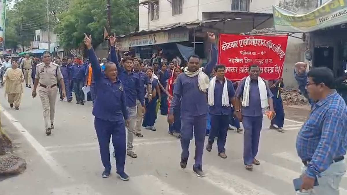 नियमितीकरण, वेतन वृद्धि समेत पांच मांगों को लेकर कोटवारों ने मुख्यमंत्री के नाम सौंपा ज्ञपन