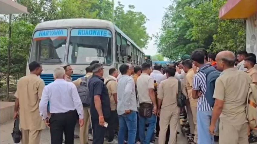 कुरुक्षेत्र बस स्टैंड पर रोडवेज कर्मचारियों का हंगामा: मुख्य गेट किया बंद, प्राइवेट बसों को फायदा पहुंचाने का आरोप