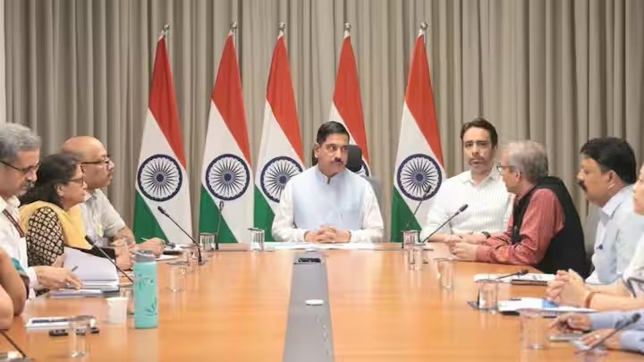 प्रल्हाद जोशी ने संभाला शिक्षा मंत्रालय का कार्यभार, धर्मेंद्र प्रधान के इस्तीफे के बाद मिली जिम्मेदारी