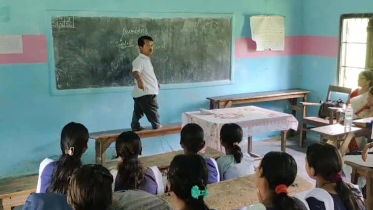 मिलिए संजीव मजूमदार से: 3 फीट लंबे टीचर, जिन्होंने मुश्किलों को हराकर जीता ‘बेस्ट टीचर अवॉर्ड’