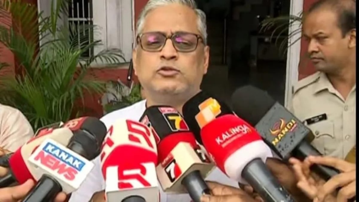 CMO से फाइल चोरी मामले में बड़ी कार्रवाई, कैपिटल थाने में पेश हुए पूर्व आईटी सचिव मनोज मिश्रा
