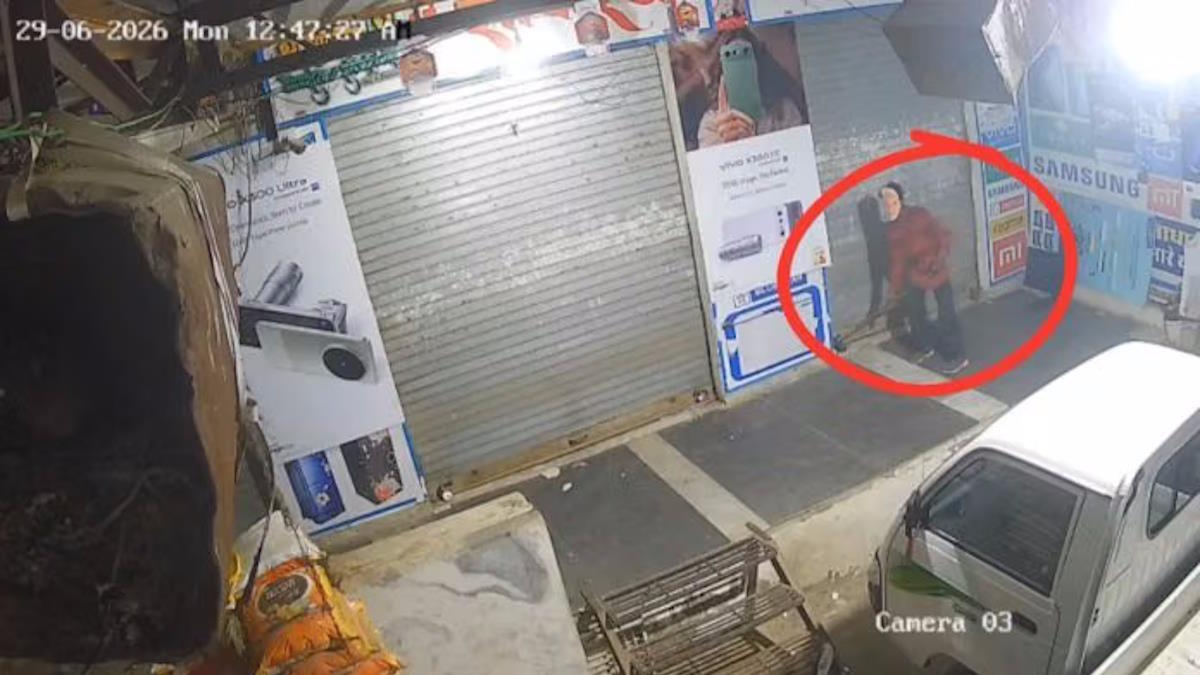मोबाइल शॉप में चोरी की नाकाम कोशिश; CCTV में कैद हुआ ‘मोदी मास्क’ लगाया शख्स…