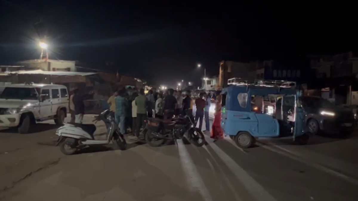 करंट से युवक की मौत के बाद फूटा लोगों का गुस्सा, आधी रात को नेशनल हाईवे किया जाम…