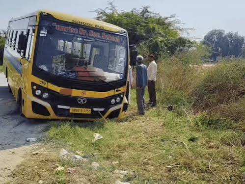 नारनौल में बड़ा हादसा टला: स्कूल बस सड़क से उतरकर गड्ढे में गई, 50 बच्चे सुरक्षित, चालक की सूझबूझ से बची जानें