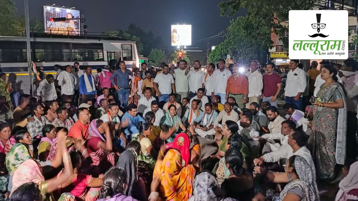 रायपुर कलेक्ट्रेट के बाहर नकटी गांव के प्रभावित परिवारों का प्रदर्शन रात को भी जारी, बड़ी संख्या में ग्रामीण और कांग्रेस नेता मौजूद, भारी पुलिस बल तैनात