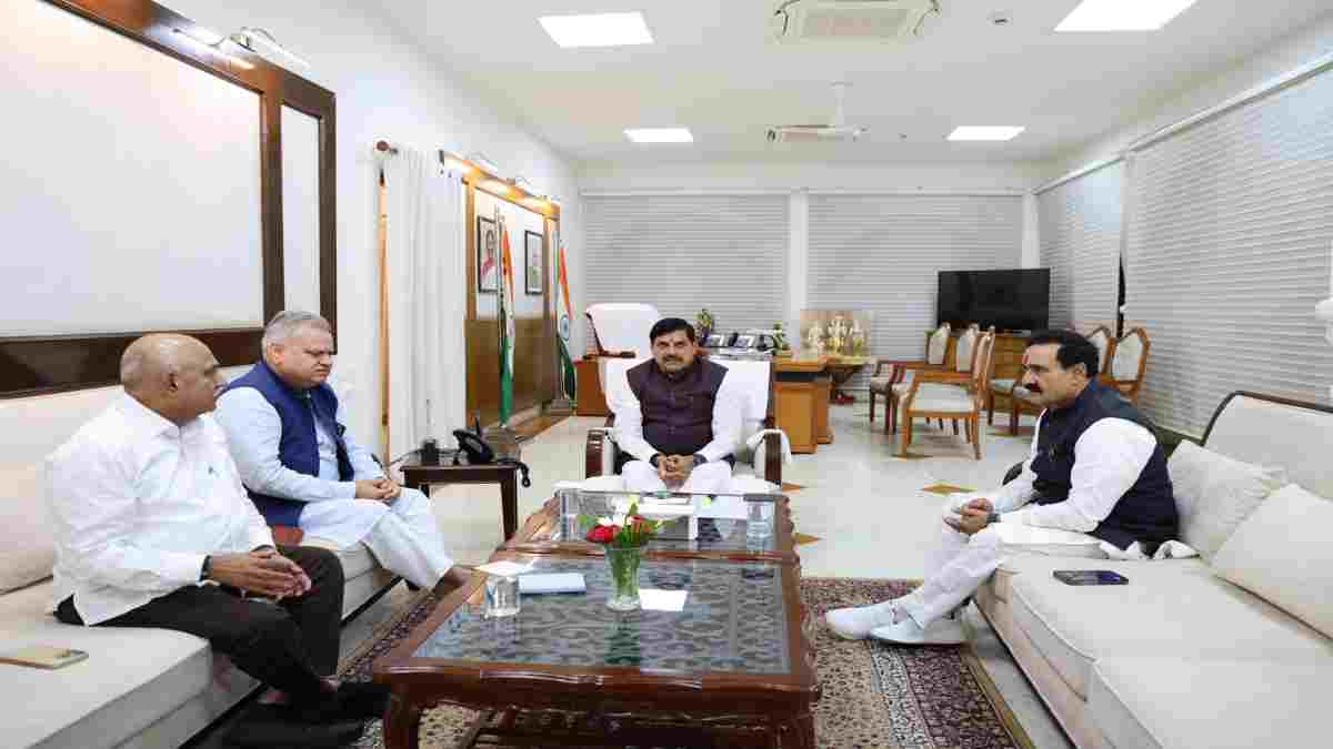सियासी बवाल के बीच CM हाउस पहुंचे नरोत्तम मिश्रा, मुख्यमंत्री से की मुलाकात, भोपाल पहुंचते ही आशुतोष तिवारी के लिए प्रचार की कही थी बात