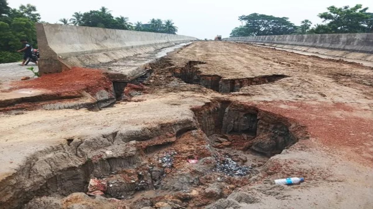 बारिश ने खोली NH-55 निर्माण की पोल, फ्लाईओवर के पास फ्लाई ऐश बहने से बने बड़े गड्ढे
