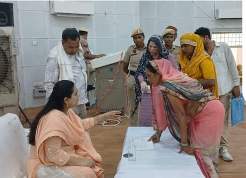 पलवल: सरकारी कॉलेज में मुख्यमंत्री अंत्योदय परिवार उत्थान मेला आयोजित, पात्रों को मिला योजनाओं का लाभ