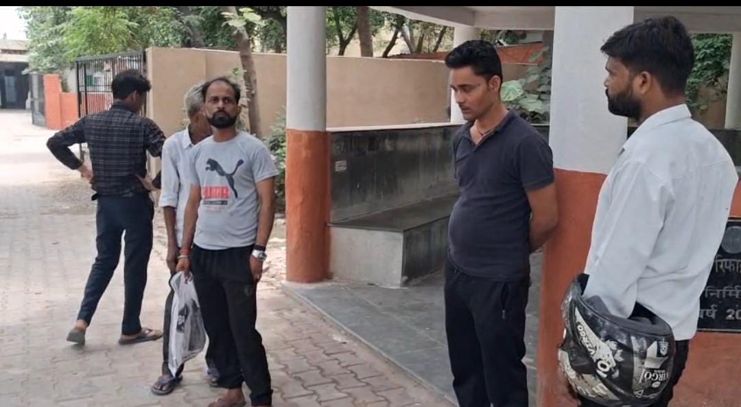 श्मशान घाट के पास तालाब में मिला युवक का शव: एक दिन पहले घर से हुआ था लापता; परिजनों ने जताई हत्या की आशंका
