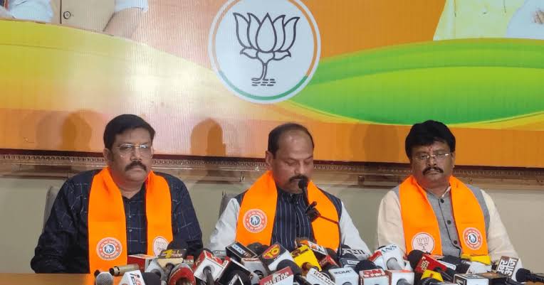 झारखंड में परीक्षा घोटालों पर गरमाई सियासत : रघुवर दास बोले- युवाओं के भविष्य से हो रहा खिलवाड़