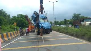 रामगढ़ में बड़ा सड़क हादसा: चुटूपालू घाटी में ब्रेक फेल ट्रेलर ने कार को रौंदा, डेढ़ घंटे के रेस्क्यू के बाद महिला डॉक्टर सुरक्षित निकलीं