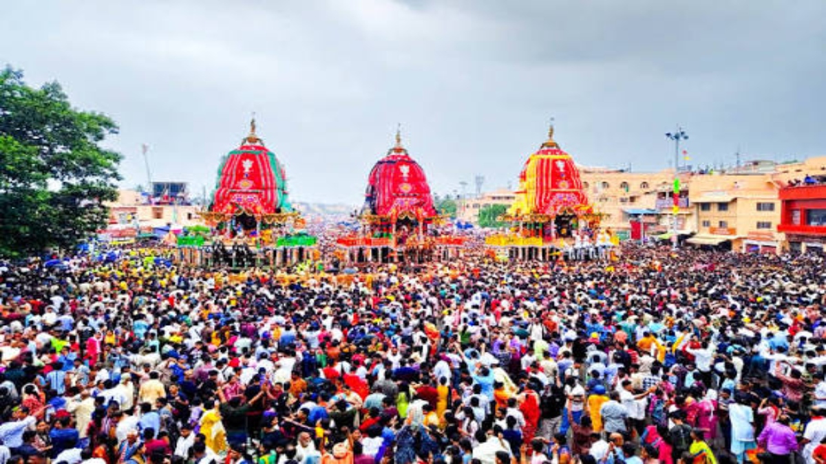 पुरी रथ यात्रा: रथों से उतरकर जन्मवेदी की ओर बढ़े महाप्रभु, शुरू हुई ‘आड़प मंडप बिजे’ नीति, उमड़ा भक्तों का जनसैलाब