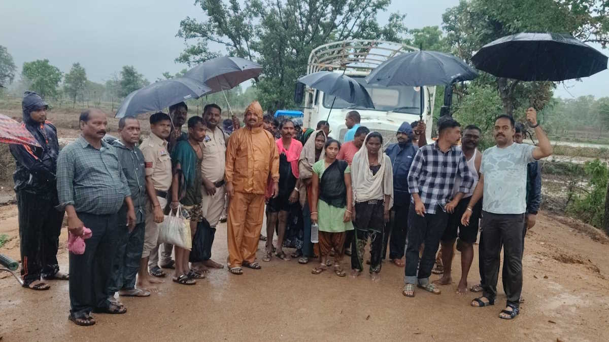 बगनई नदी में फंसे 14 मजदूरों का सफल रेस्क्यू, रातभर पेड़ पर बिताई रात, सुबह सुरक्षित निकाले गए…