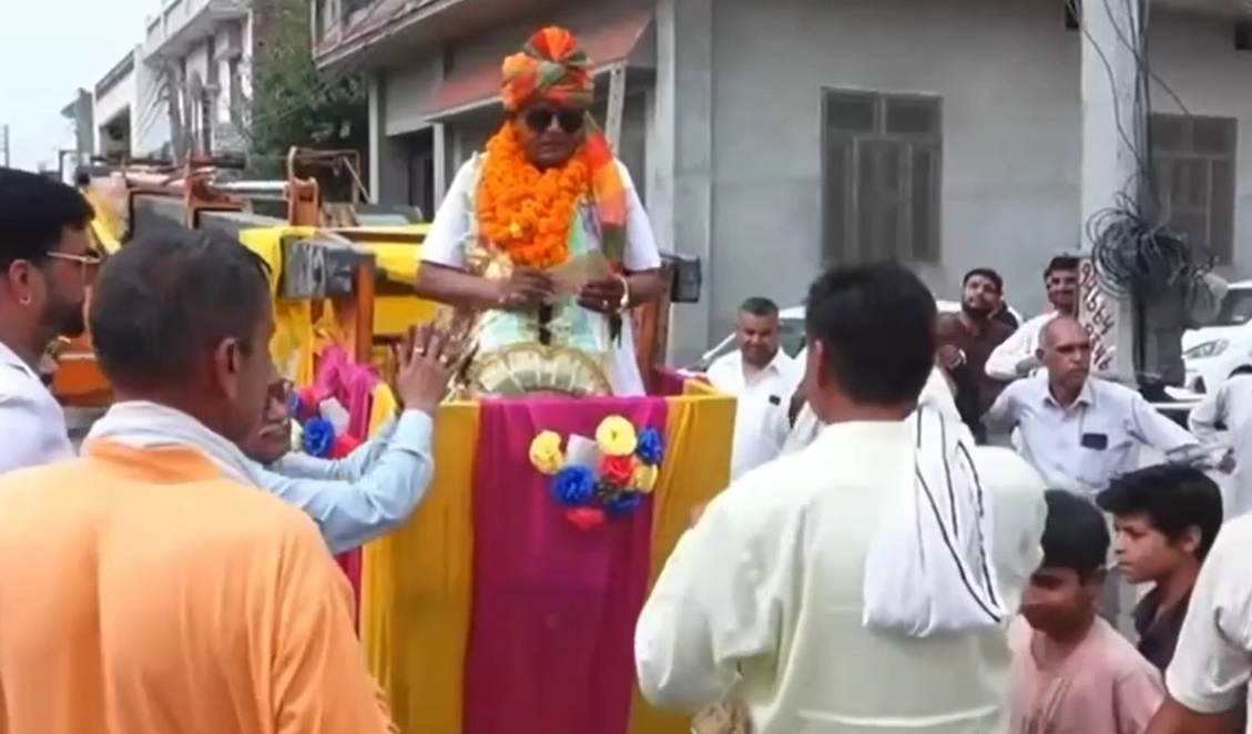 रिटायरमेंट बना यादगार: 100 फीट ऊंची हाइड्रा पर सवार होकर घर पहुंचे कर्मचारी, अनोखी विदाई देखने उमड़ा हुजूम