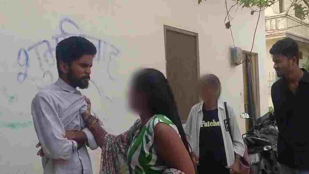 दूसरी लड़की के साथ होटल में रंगरलियां मना रहा था पति, खुद को कुंवारा बताकर मांग में भरा सिंदूर, पत्नी ने रंगे हाथों दबोचा