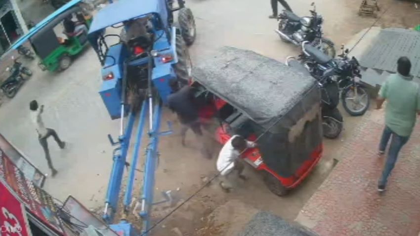 रेवाड़ी: निजी अस्पताल के बाहर बिजली पोल लगाने के दौरान PNG पाइपलाइन कटी, गैस रिसाव से मची भगदड़