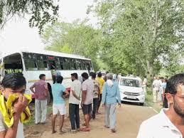 रेवाड़ी-कोसली मार्ग पर बड़ा हादसा: पेड़ से टकराई निजी बस, पूर्व सैनिक की मौत, 11 यात्री घायल