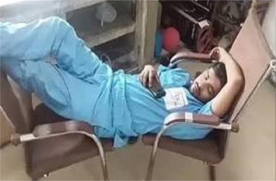 रेवाड़ी जिला अस्पताल में बड़ी लापरवाही : डायलिसिस मरीजों के बीच कर्मचारी के सोने का VIDEO वायरल होने से मचा बवाल