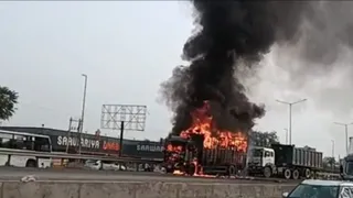 दिल्ली-जयपुर हाईवे पर भीषण हादसा: डंपर से टकराया कैंटर, लगी भीषण आग; चालक-परिचालक ने कूदकर बचाई जान