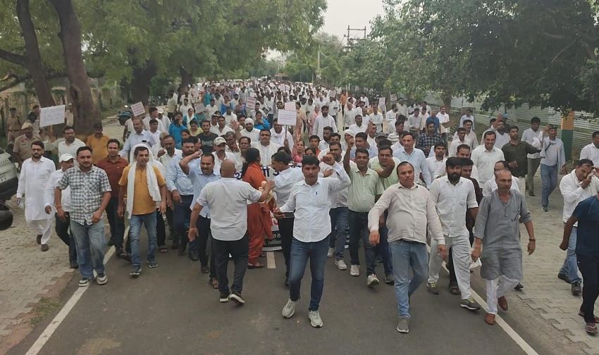 रेवाड़ी में स्वास्थ्य कर्मियों का भारी हंगामा, मंत्री आरती सिंह राव के घर का घेराव करने पर पुलिस से भिड़ंत