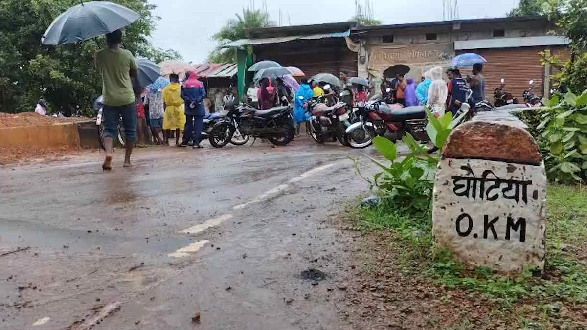 स्कूल बस की चपेट में आने से मासूम बच्ची की मौत, आक्रोशित ग्रामीणों ने किया चक्काजाम…