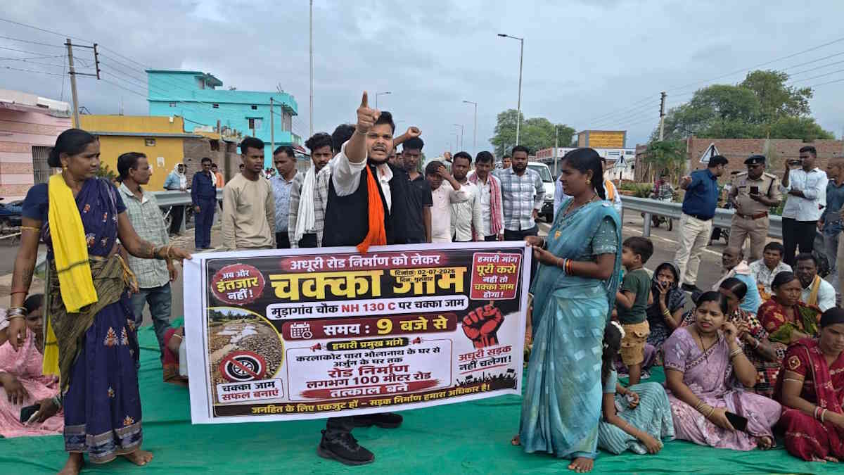 गृह ग्राम में सीसी रोड नहीं बनने से नाराज भाजयुमो जिलाध्यक्ष ने ग्रामीणों के साथ किया हाइवे जाम, समर्थन में आए कांग्रेस नेता ने भाजपा सरकार पर कसा तंज…