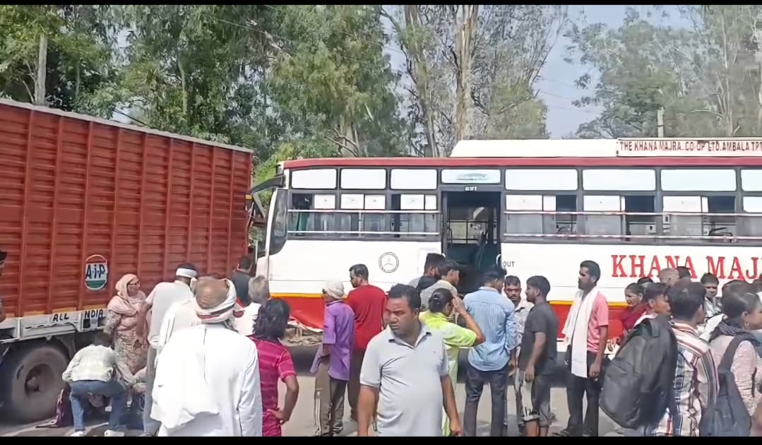 साहा-अंबाला रोड पर बड़ा हादसा टला: तेज रफ्तार बस डिवाइडर पार कर ट्रक से भिड़ी, यात्रियों में मची चीख-पुकार