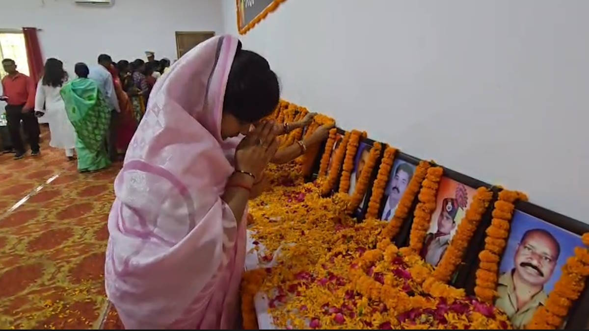 शहादत दिवस पर छलके आंसू, तत्कालीन एसपी विनोद कुमार चौबे समेत 29 जवानों को दी गई श्रद्धांजलि…