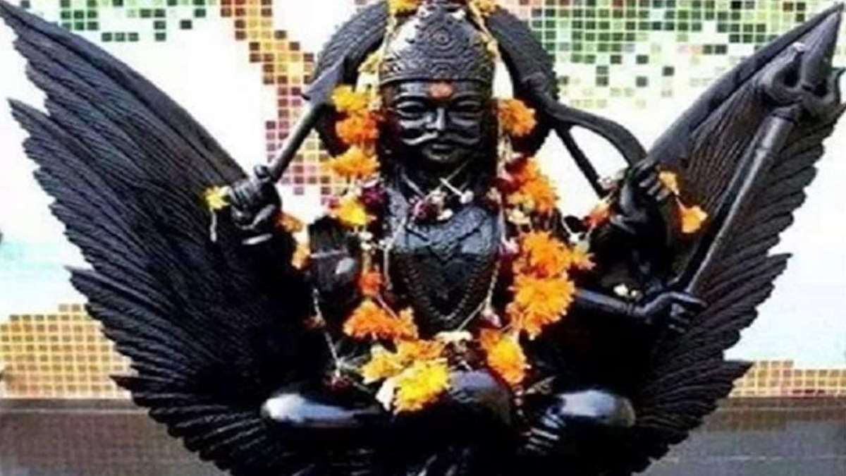 शनि की टेढ़ी नजर से क्यों कांपता है इंसान; जानें डर की वजह और आसान उपाय…
