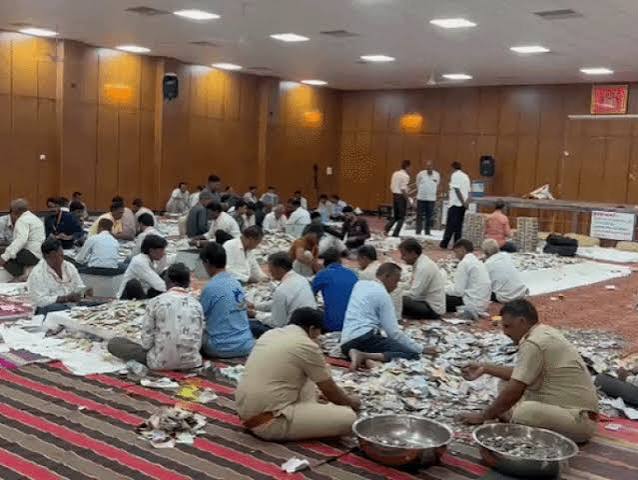 श्री सांवलिया सेठ के दरबार में फिर बरसी श्रद्धा : पहले चरण की गिनती में ही निकले 10.11 करोड़ रुपये