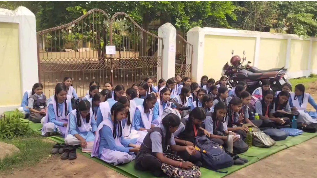 ग्रामीणों का फूटा गुस्सा: शिक्षकों की कमी से नाराज होकर स्कूल में जड़ा ताला, मनाने में जुटे अधिकारी
