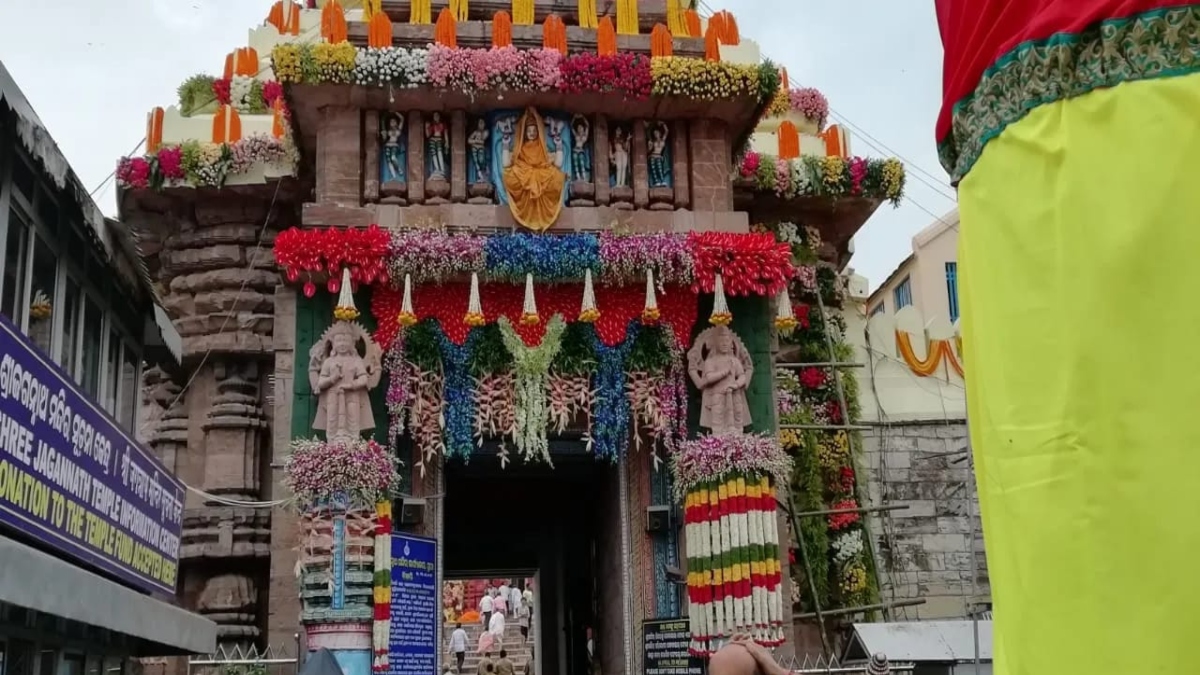 फूलों से सजा श्रीमंदिर, भव्य स्वागत के लिए श्रीक्षेत्र पुरी में उमड़ी श्रद्धालुओं की भारी भीड़