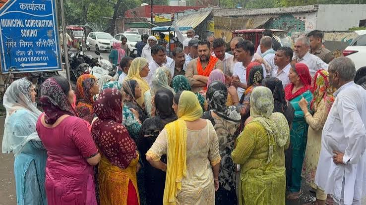 सोनीपत में जलभराव पर फूटा गुस्सा: पार्षदों ने नगर निगम पर जड़ा ताला, विधायक निखिल मदान ने संभाला मोर्चा