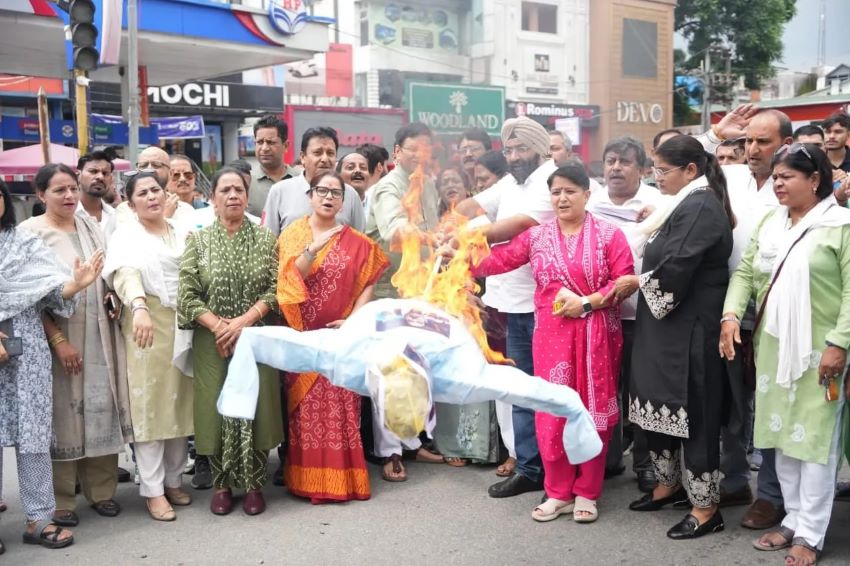 सोनीपत में महिला कांग्रेस का प्रदर्शन, कंगना रनौत और प्रहलाद जोशी का पुतला फूंका