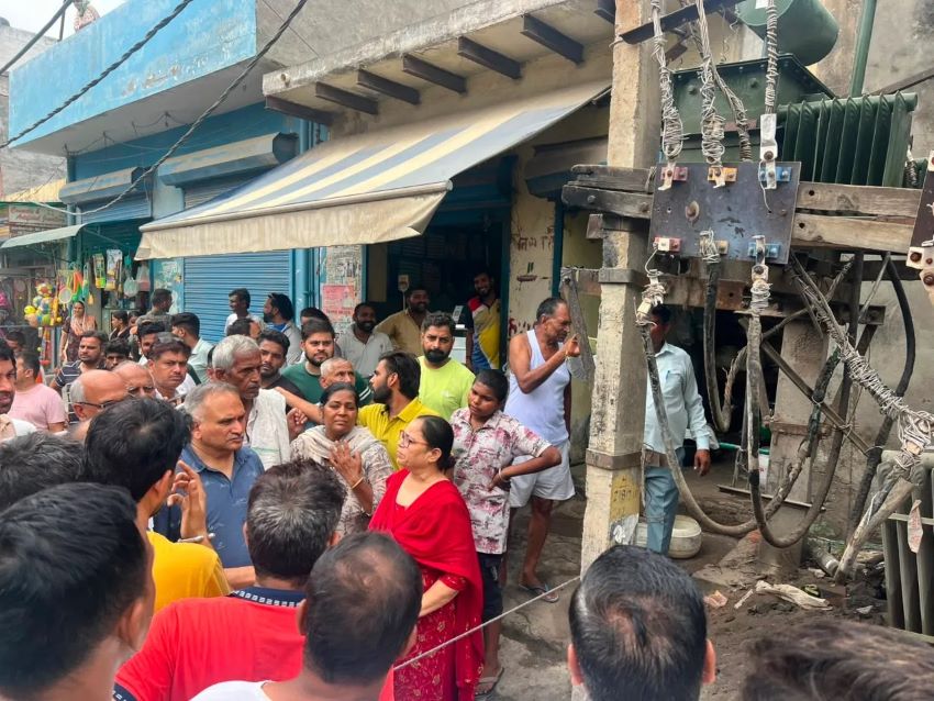 सोनीपत में बिजली-पानी संकट से मचा हाहाकार, जनता ने गोहाना मुख्य मार्ग पर लगाया जाम