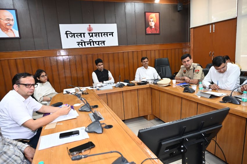 सोनीपत में सर्व कर्मचारी संघ का प्रदर्शन, नायब तहसीलदार के माध्यम से मुख्यमंत्री को सौंपा ज्ञापन